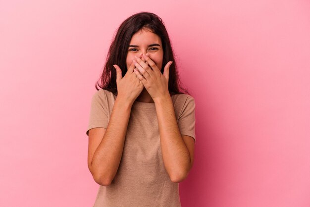 Rire de quelque chose couvrant la bouche avec les mains