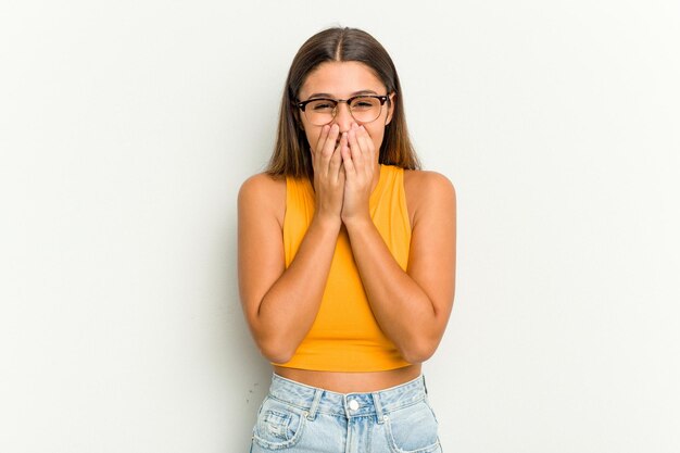 Rire de quelque chose couvrant la bouche avec les mains