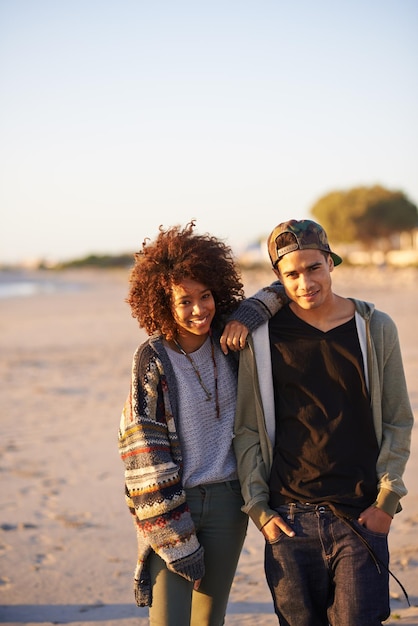 Le rire suivra toujours Photo d'un jeune couple profitant d'une promenade sur la plage