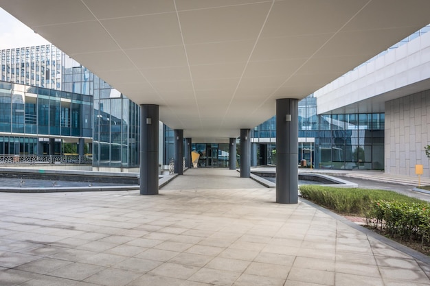 Rishon LeZion IsraelJune 17 2017 Immeuble de bureaux de 5 étages de l'Institut national d'assurance La face du bâtiment avec des carreaux de pierre jaune de chaque côté du bâtiment a une section centrale en verre au plomb