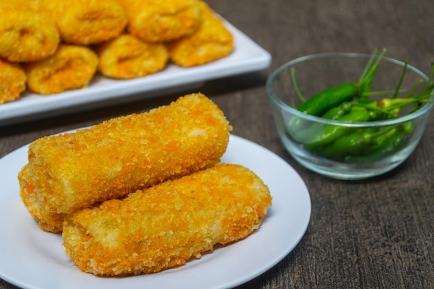 Photo risoles bihun ou rissole avec remplissage de nouilles vermicelli collations qui sont cuites par friture