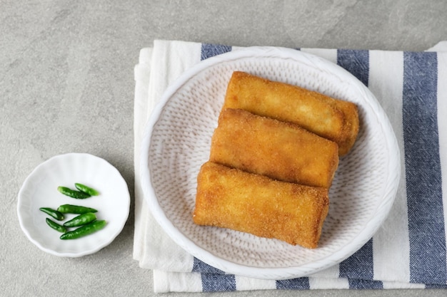 Risoles Rogout Snack salé traditionnel indonésien Rempli de poulet haché et mélange de légumes