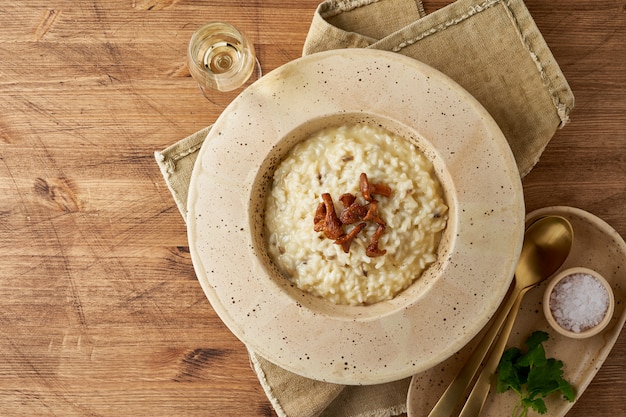 Risoto aux girolles dans une grande assiette.