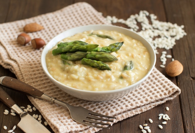 Risotto d'asperges au parmesan et taleggio sur bois close up