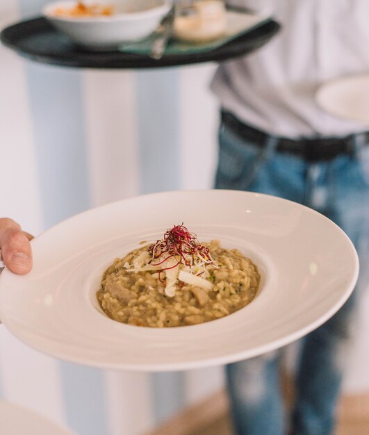 Risotto au parmesan sur assiette creuse assaisonnée de safran