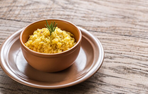 Risotto au safran dans un bol