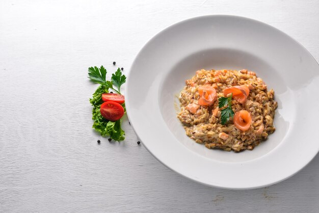 Risotto au saumon et sauce à la crème Sur un fond en bois Vue de dessus Espace libre