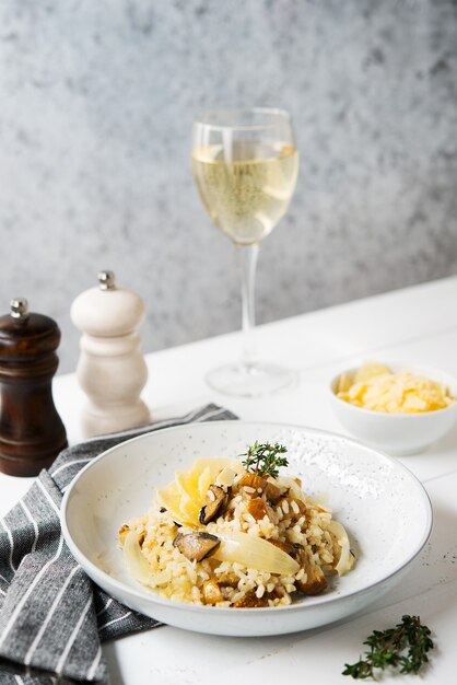 Risotto aux cèpes et parmesan sur fond clair, mise au point sélective