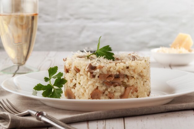 Risotto aux champignons des bois avec persil et parmesan