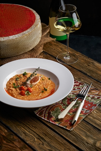 Risotto aux champignons et à la citrouille d'épeautre sur fond gris, savoureux repas végétarien.