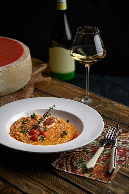 Photo risotto aux champignons et à la citrouille d'épeautre sur fond gris, savoureux repas végétarien.