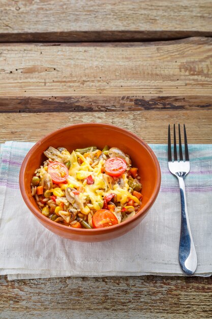 Risotto aux champignons et fromage et légumes dans une assiette.