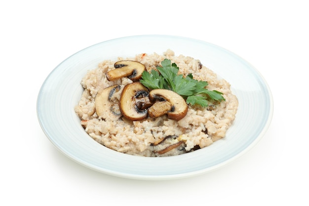 Risotto aux champignons isolé sur fond blanc