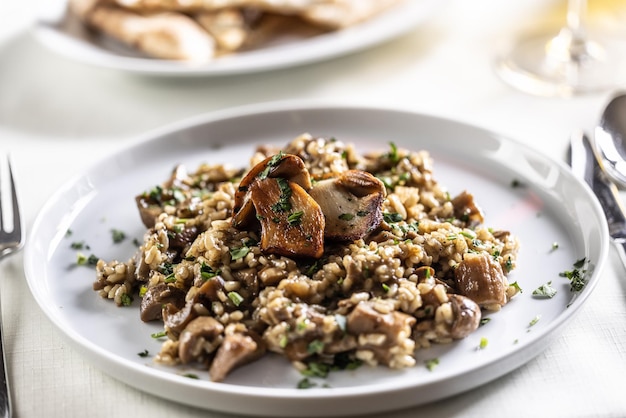 Risotto aux champignons italien crémeux sur une plaque blanche