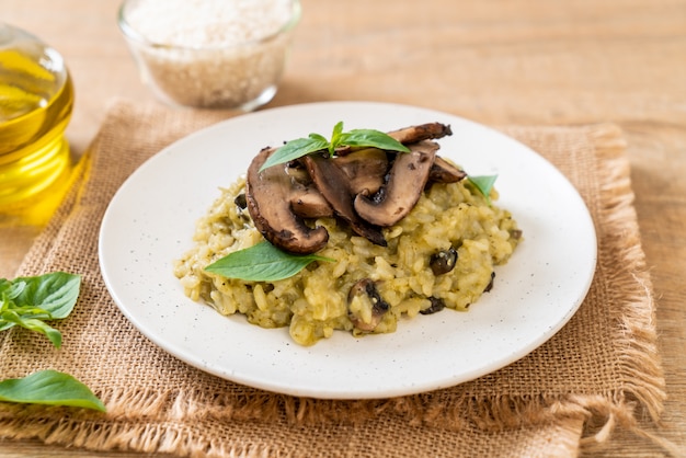 Risotto aux champignons avec pesto et fromage