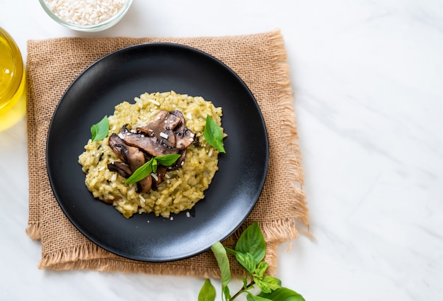 Risotto aux champignons avec pesto et fromage