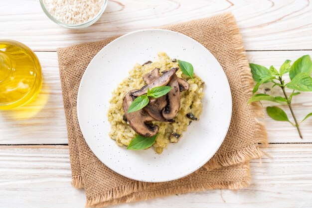 Risotto aux champignons avec pesto et fromage