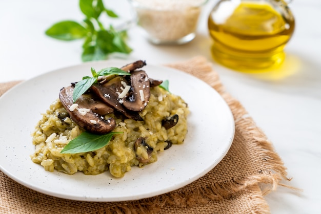 Risotto aux champignons avec pesto et fromage