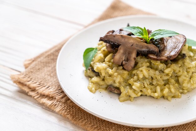 Risotto aux champignons avec pesto et fromage