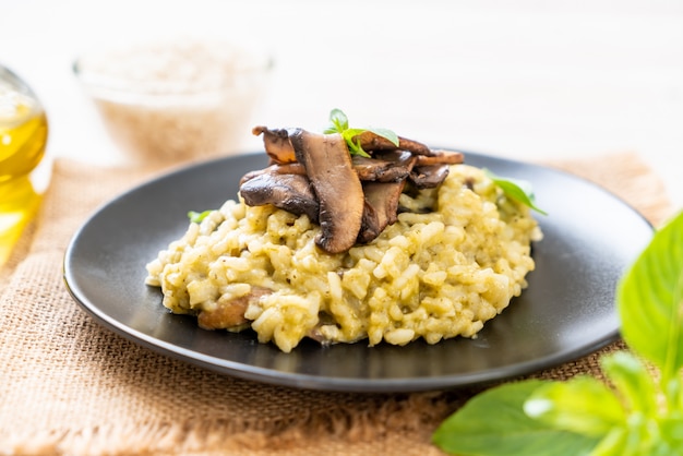 Risotto aux champignons avec pesto et fromage