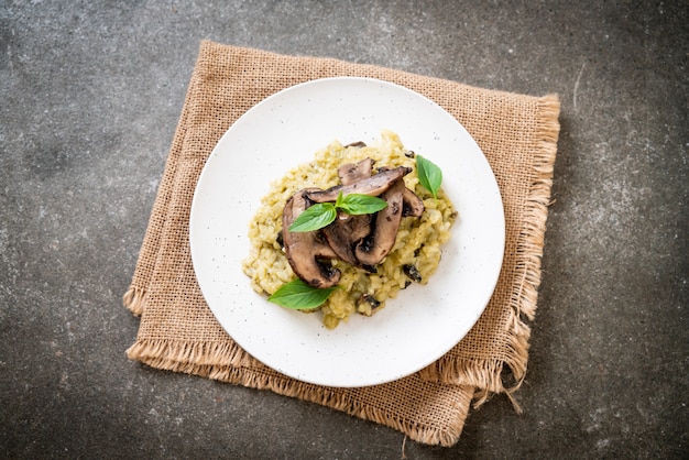 Risotto aux champignons avec pesto et fromage