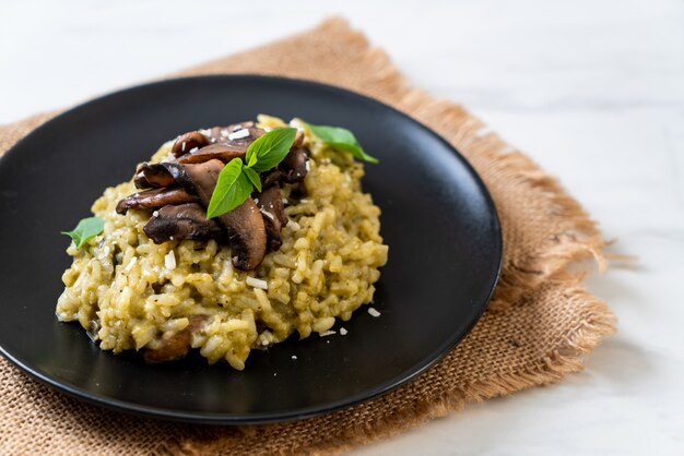 Risotto aux champignons avec pesto et fromage