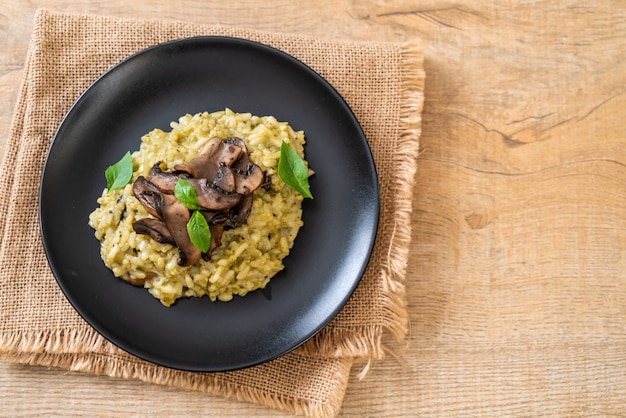 Risotto aux champignons avec pesto et fromage