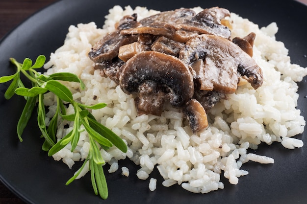 Risotto aux champignons sur une plaque noire