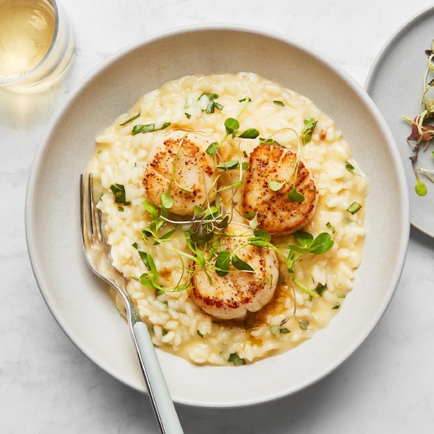 Risotto aux coquillages cuits avec du basilic