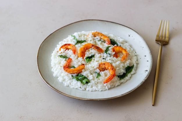 Risotto aux crevettes et épinards. La nourriture saine. La nourriture végétarienne.