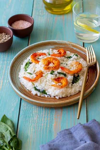 Risotto aux crevettes et épinards. La nourriture saine. La nourriture végétarienne.