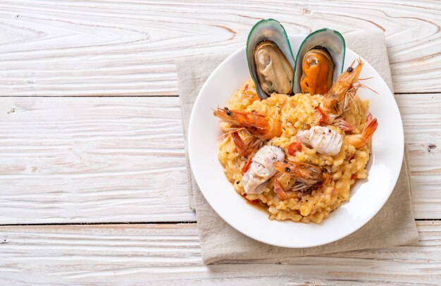 risotto aux crevettes, moules, poulpes, palourdes et tomates