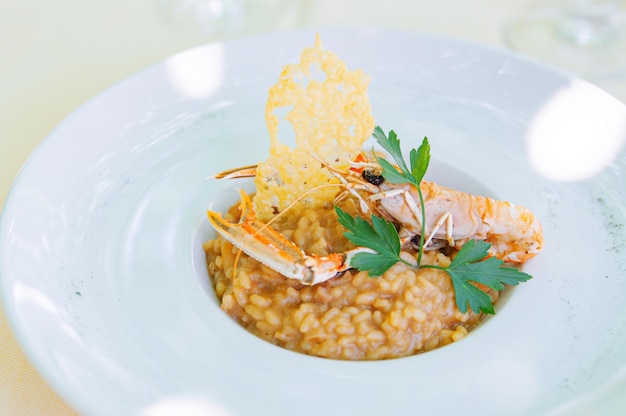 Risotto aux crevettes servi dans une assiette blanche