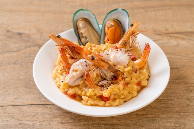 risotto aux fruits de mer (crevettes, moules, poulpe, palourdes) et tomates