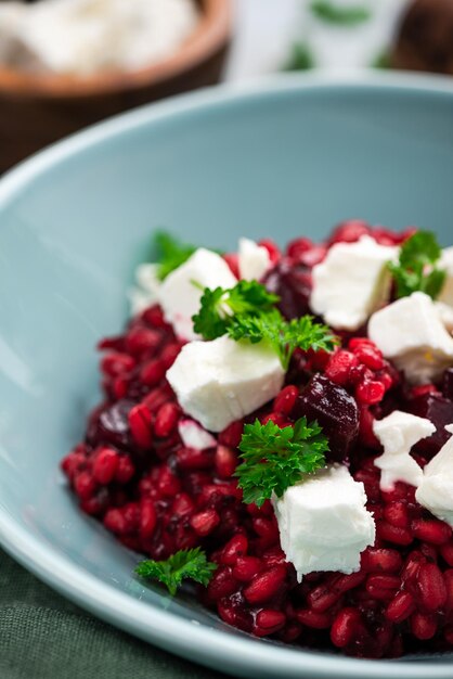 Risotto aux Gruaux et Betteraves Servi avec Fromage Feta