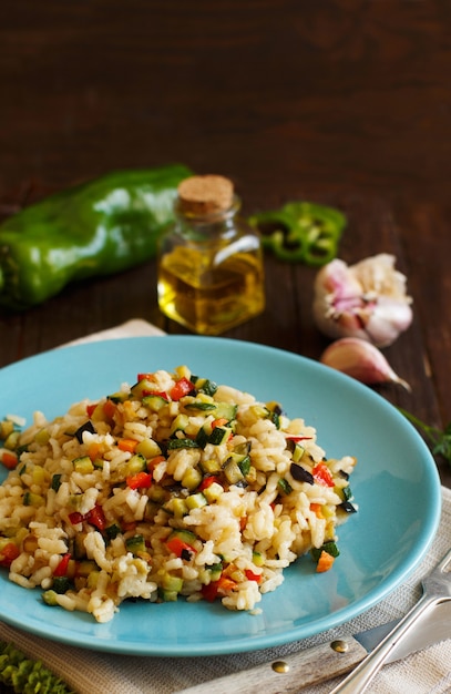 Risotto aux légumes sur une bordure de table en bois