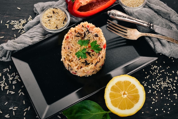 Risotto aux légumes Sur un fond en bois Vue de dessus Espace de copie