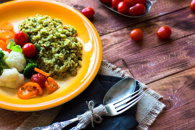 Risotto aux légumes, sur fond de bois