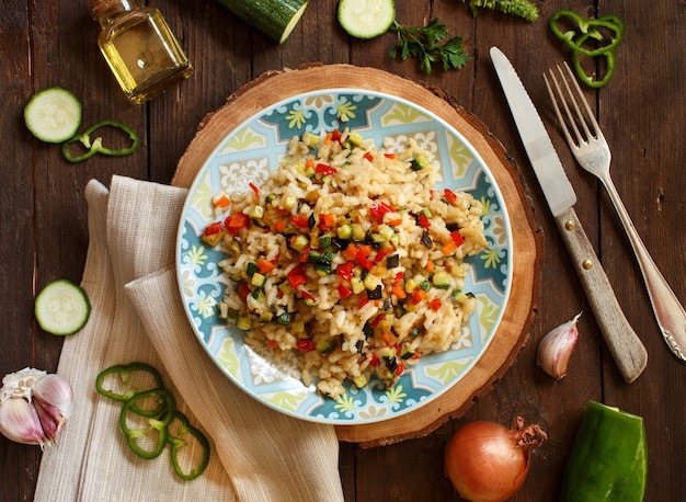 Risotto aux légumes sur une vue de dessus de table en bois