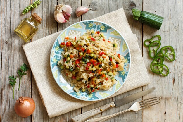 Risotto aux légumes sur une vue de dessus de table en bois