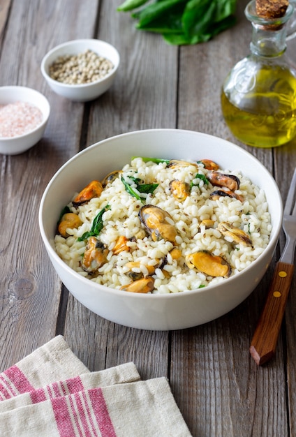 Risotto aux moules et aux épinards. La nourriture saine. La nourriture végétarienne.