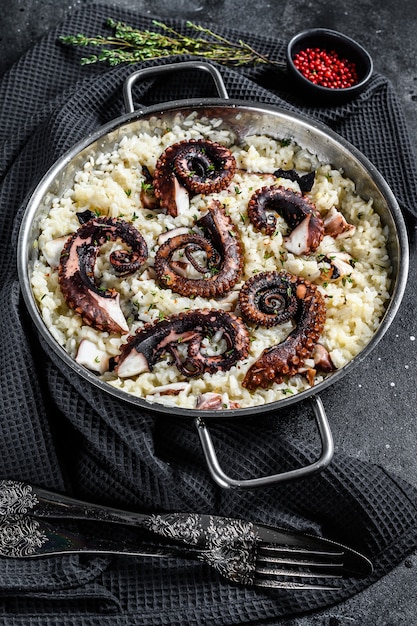 Risotto aux tentacules de poulpe dans une casserole