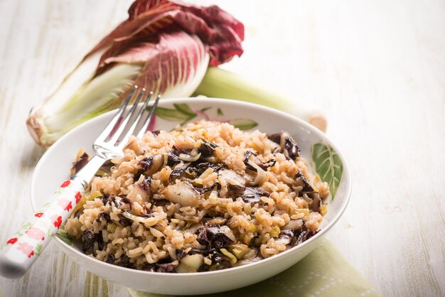 Risotto à la chicorée et mise au point sélective de poireaux