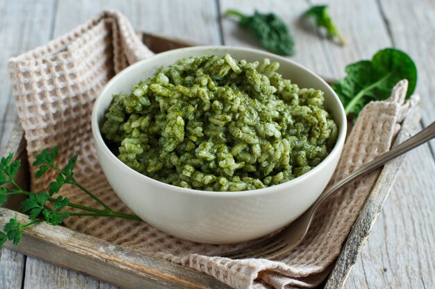 Risotto à la crème d'épinards dans un bol close up