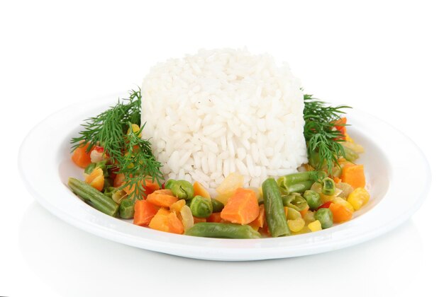 Photo risotto délicieux avec des légumes isolés sur blanc