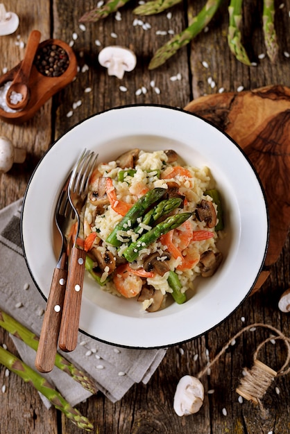 Risotto italien aux crevettes, champignons, asperges et parmesan