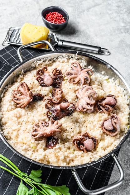 Risotto italien avec poulpe et champignons.