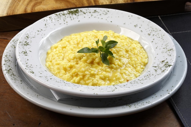 Risotto italien traditionnel avec un verre de vin blanc