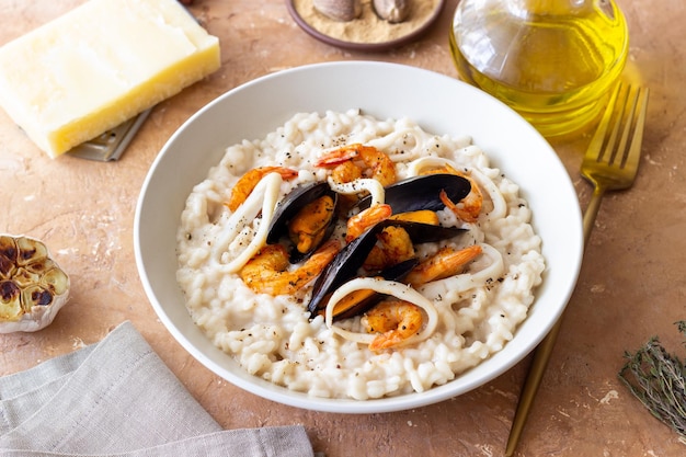 Photo risotto avec moules crevettes et calamars cuisine italienne fruits de mer