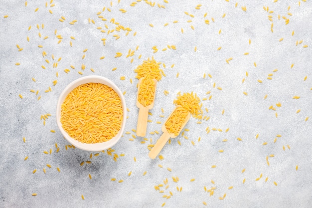 Risotto non cuit dans un bol, vue du dessus